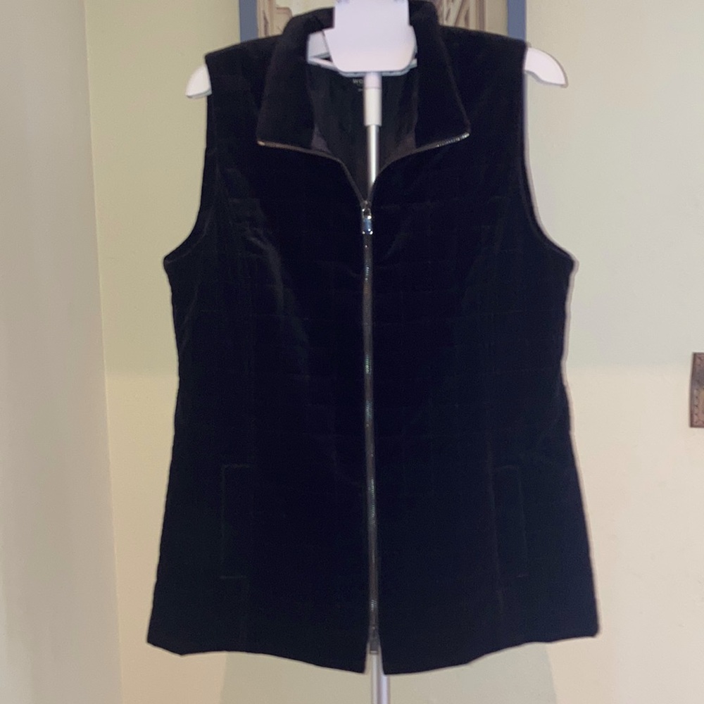 Great fall faux zip velvet vest. Belt loop attached for more fashionable styling